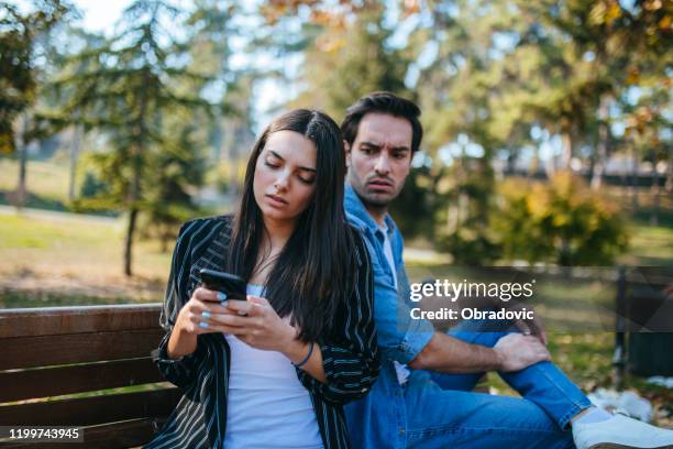 pareja discutiendo su relación - indiferente fotografías e imágenes de stock