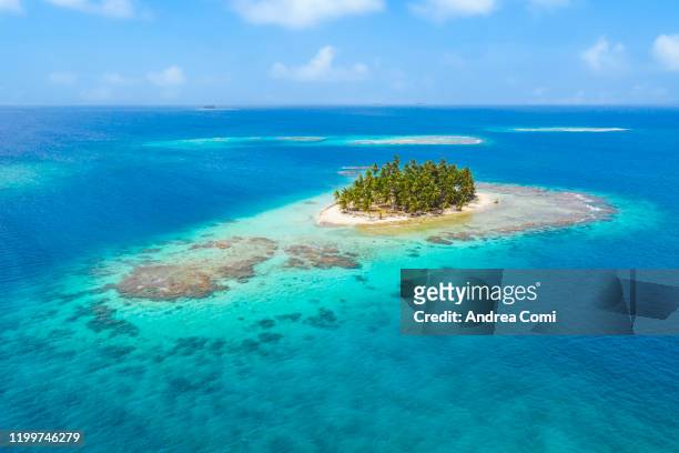 aerial view of a tropical island, san blas, panama. - insel stock-fotos und bilder
