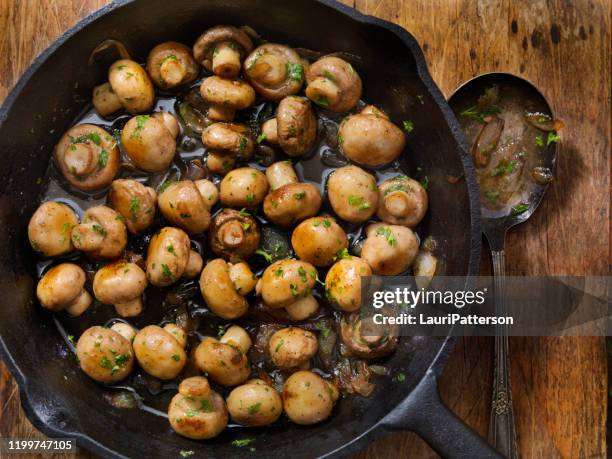 butter and garlic mushrooms with onions - edible mushroom stock pictures, royalty-free photos & images