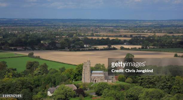 church on a hill in a landscape of farmland and countryside - チルターンヒルズ ストックフォトと画像