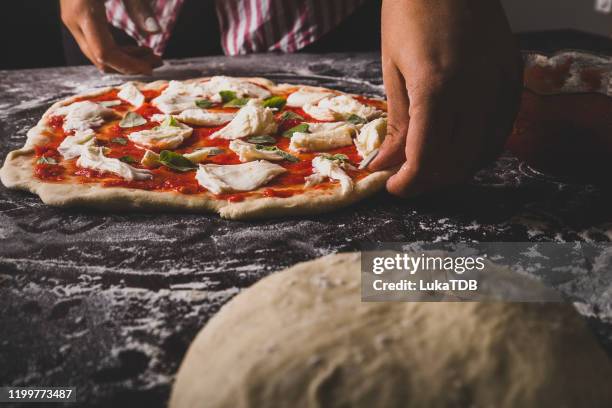 チーズとバジルのピザを準備するシェフ - ピザ ストックフォトと画像