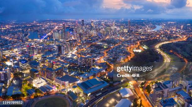 brisbane skyline night panorama mit story bridge, australien - brisbane skyline stock-fotos und bilder