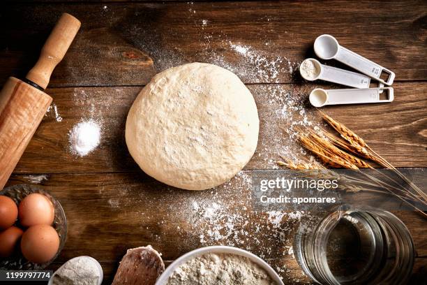 panadería artesanal: elaboración de masas de ingredientes y utensilios - hacer pan fotografías e imágenes de stock