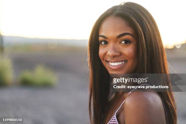 generazione z attraente afroamericana ritratti all'aperto al tramonto - straight hair foto e immagini stock