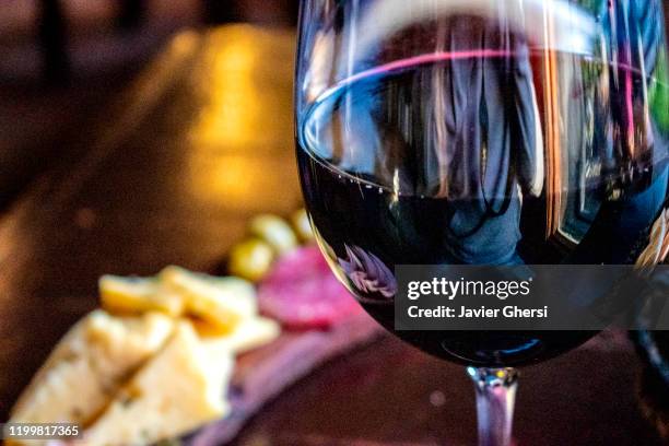 copa de vino tinto con tabla de fiambres y quesos ("picada") - copa de vino - fotografias e filmes do acervo