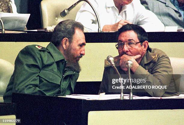 El Presidente cubano Fidel Castro habla con su hermano y Ministro de las Fuerzas Armadas cubanas Raul Castro el 13 de diciembre durante la II Sesion...