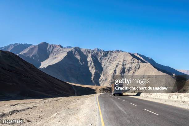 leh ladakh, magnetic hill is a gravity hill in leh ladakh - magnetic hill ladakh photos et images de collection