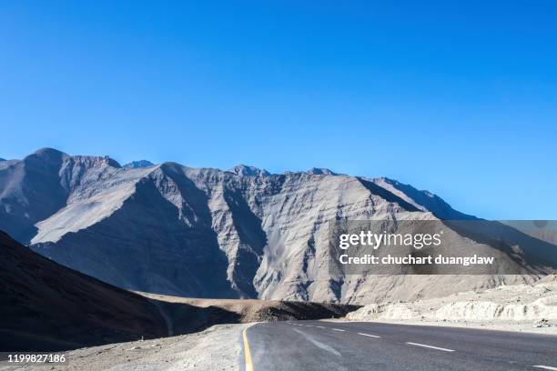 leh ladakh, magnetic hill is a gravity hill in leh ladakh - magnetic hill ladakh photos et images de collection