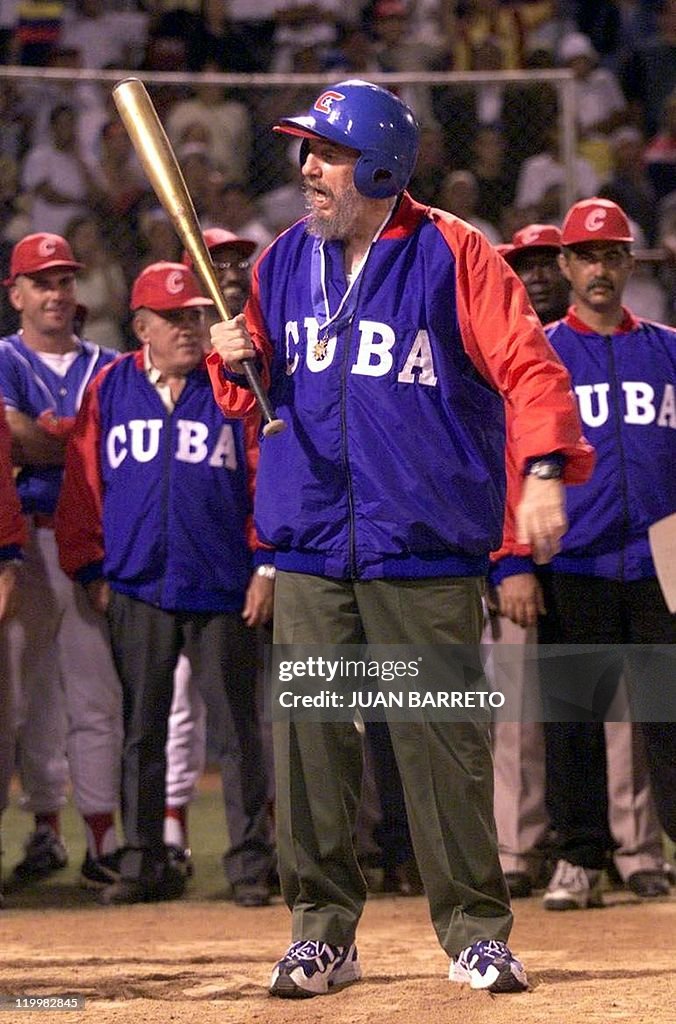 Cuban President Fidel Castro (C) talks t