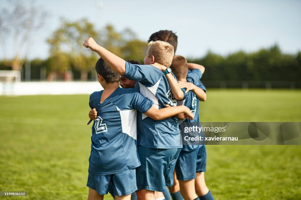 Jeunes footballeurs espagnols de garçon célébrant le triomphe