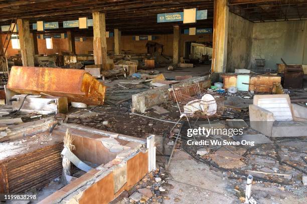 abandoned supermarket in pripyat - chernobyl fotografías e imágenes de stock