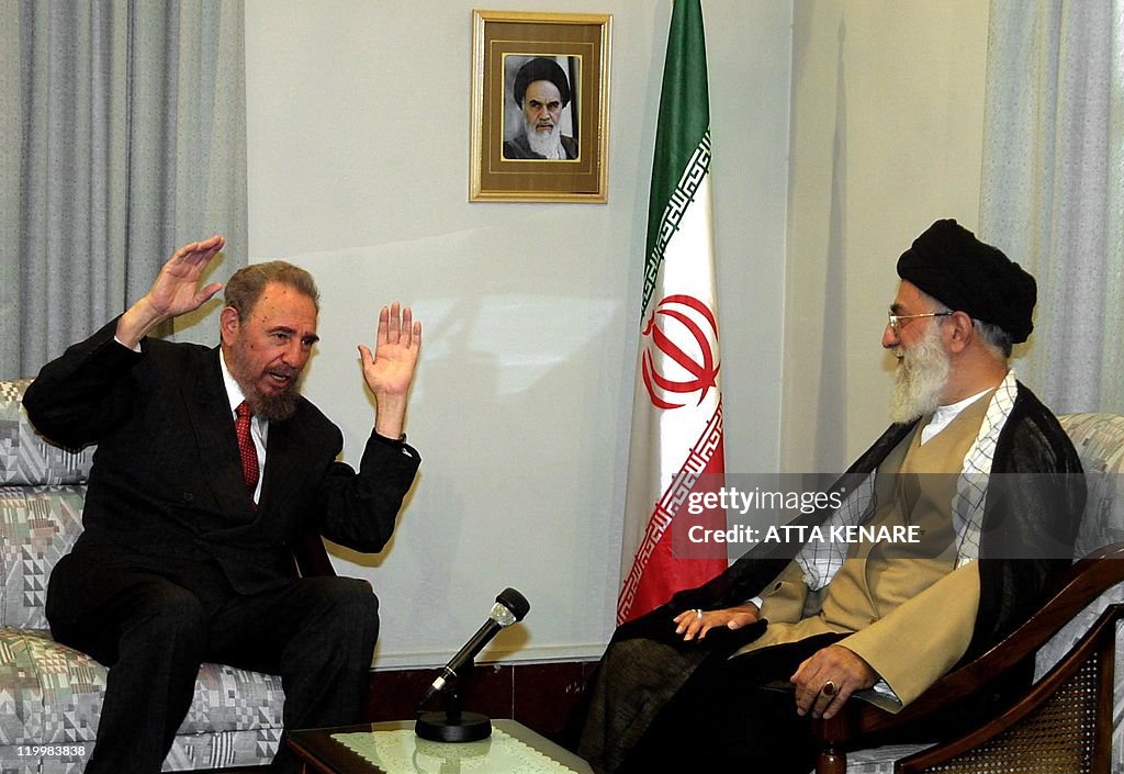 Cuban leader Fidel Castro (L) meets with