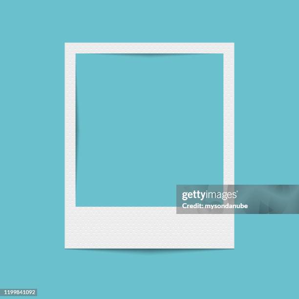 illustrations, cliparts, dessins animés et icônes de vector réaliste cadre photo vierge - appareil photo instantané