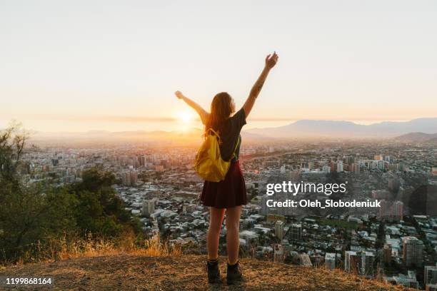 mulher em santiago no por do sol - santiago região metropolitana de santiago - fotografias e filmes do acervo