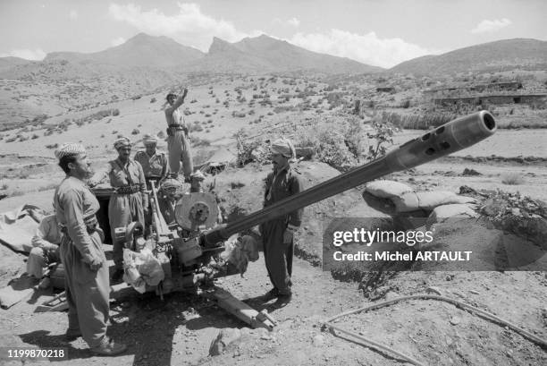 Peshmergas kurdes et leur vieux canon britannique pendant le conflit qui les oppose à l'armée irakienne dans le kurdistan irakien en septembre 1974,...