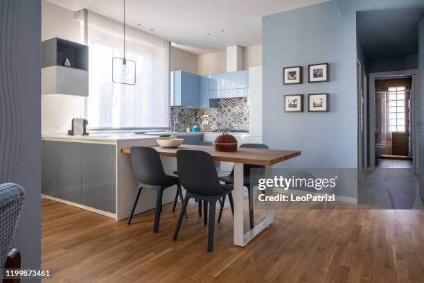 gloednieuw leeg modern design appartement voor verhuur - eetkamer stockfoto's en -beelden
