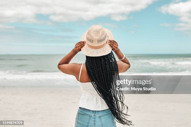 la playa me pone en el estado más relajado - sombrero de sol fotografías e imágenes de stock