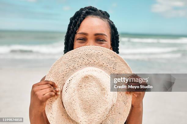 ich kam vorbereitet an den strand mit meinem stilvollsten hut - beach hut stock-fotos und bilder