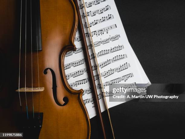 violin on black background and a music score. - musica clássica imagens e fotografias de stock