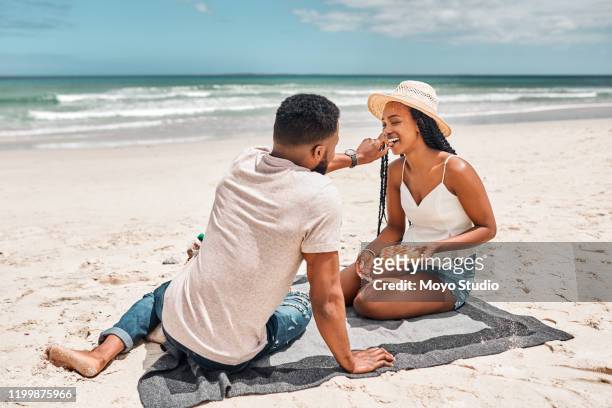 er is niets romantischer dan een picknick op het strand - picnic blanket stockfoto's en -beelden