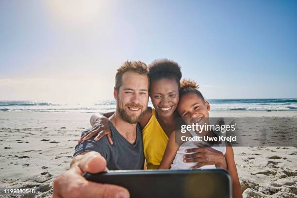 family taking self portrait on beach - self portrait photography 個照片及圖片檔