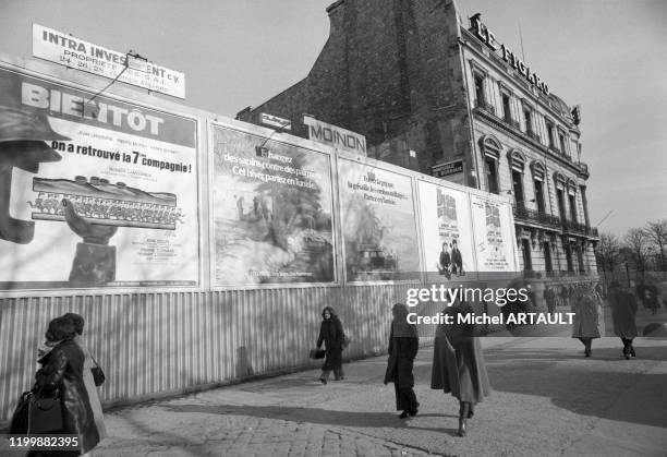 Affiches de cinéma et chantier de construction à Paris en novembre 1975, France.