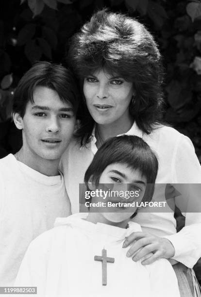 Dani lors avec ses fils Emmanuel et julien de la communion de ce dernier à Villedieu le 7 juin 1982, France.