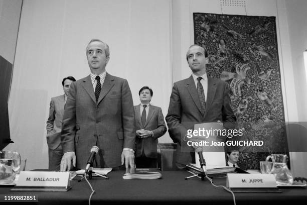 Edouard Balladur, ministre de l'économie et des finances, présente la loi de finance 87 au côté d'Alain Juppé à Paris le 15 septembre 1986, France.