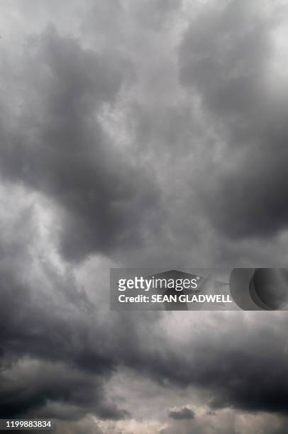 black clouds - cielo variabile foto e immagini stock