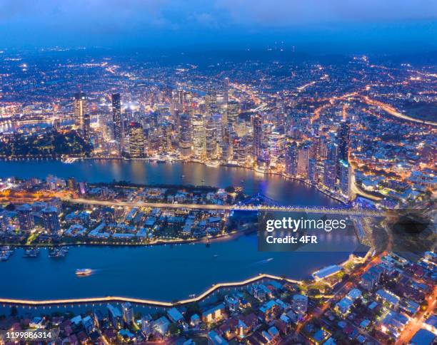 brisbane skyline night panorama avec story bridge, australie - brisbane photos et images de collection