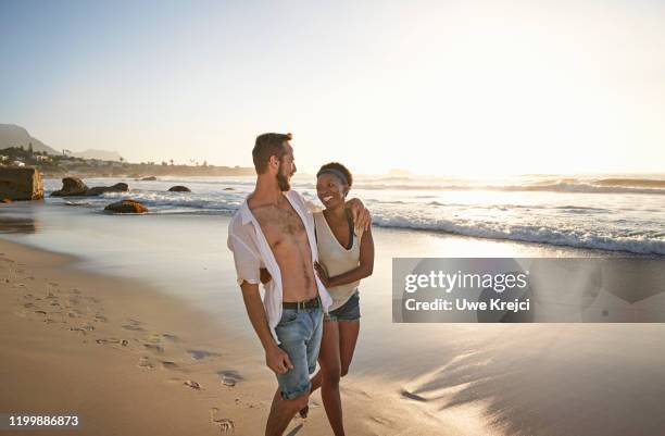 young couple on beach - female hairy chest photos et images de collection