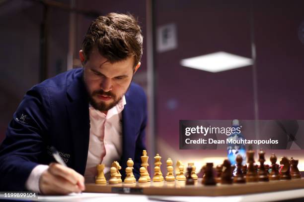 St. Petersburg, Russia - December 30, 2018: Grandmaster Daniil Dubov,  Russia holding the first place prize of World Rapid Chess Championship 2018  afte Stock Photo - Alamy