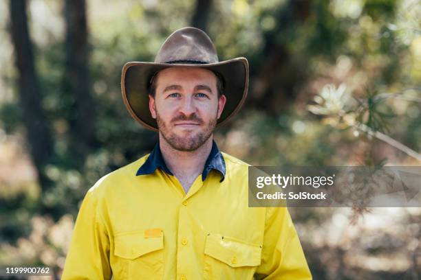 porträt eines umweltschützers - akubra hat stock-fotos und bilder