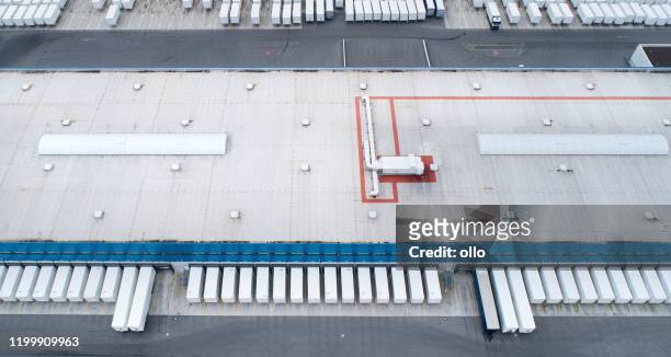 loading bay, distribution logistics building, parking lot - aerial view - hub stock pictures, royalty-free photos & images
