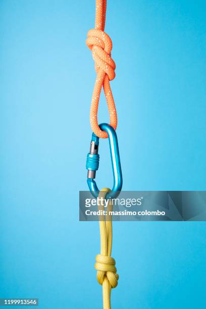 climbing ropes and carabiners connection concepts - karabijnhaak stockfoto's en -beelden