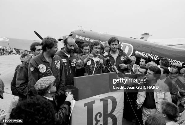 Henri Pescarolo, Hubert Auriol, Patrick Fourticq et le canadien Arthur Powell au Bourget après leur tour du monde en avion à bord d'un Lockheed 18...