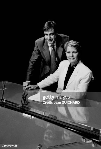 Marie-France Cubadda et Gilles Schneider présentent le journal du soir sur la Cinq à Paris le 14 septembre 1987, France.