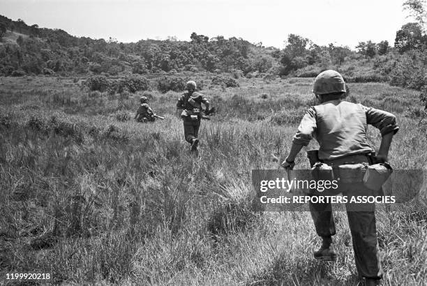 Soldats américains lors d'une mission de reconnaissance près de la ville de Da Nang le 30 avril 1965, Viêt Nam.