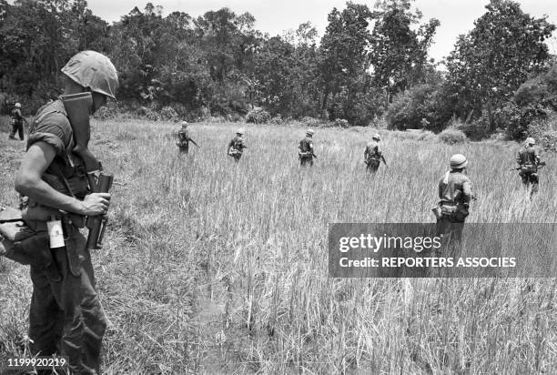 Soldats américains lors d'une mission de reconnaissance près de la ville de Da Nang le 30 avril 1965, Viêt Nam.