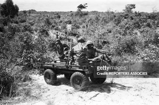 Marines de l'armée américaine lors d'une mission près de Biên Hòa le 11 mai 1965, Viêt Nam.
