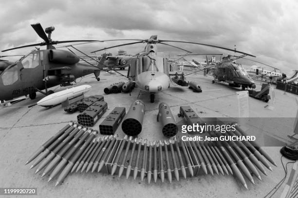 Hélicoptères avec leurs armements lors du Salon Aéronautique du Bourget le 11 juin 1987, France.