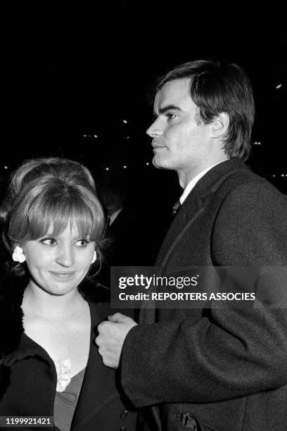 Jean-Claude Drouot et sa femme Claire lors de la première du film 'Le Bonheur' à Paris le 23 février 1965, France.