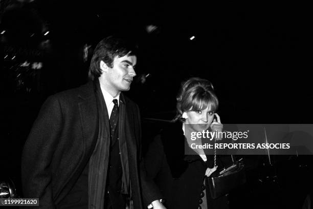 Jean-Claude Drouot et sa femme Claire lors de la première du film 'Le Bonheur' à Paris le 23 février 1965, France.