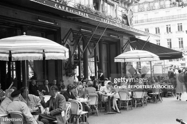 Clients à la terrasse du Café de la Paix à Paris le 19 novembre 1965, France.