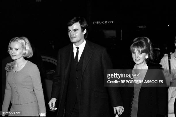 Marie-France Boyer, Jean-Claude Drouot et sa femme Claire lors de la première du film 'Le Bonheur' à Paris le 23 février 1965, France.