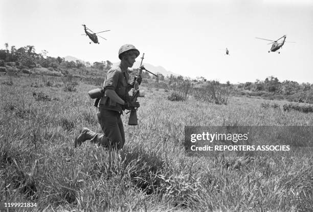 Un soldat américain vient d'être déposé d'un hélicoptère pour une mission de reconnaissance près de la ville de Da Nang le 30 avril 1965, Viêt Nam.