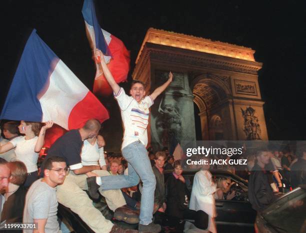 Des milliers de personnes sont venues, le 12 juillet sur l'avenue des Champs-Elysées à Paris, pour fêter la victoire de l'équipe de France de...