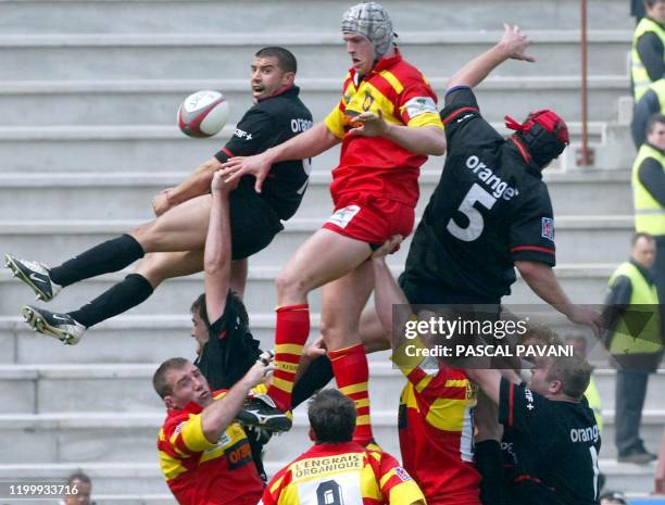 Le deuxième ligne de l'USAP Jérôme Thion tente de récupérer le ballon malgré la présence des deux Toulousains Jérôme Fillol et le capitaine Fabien...