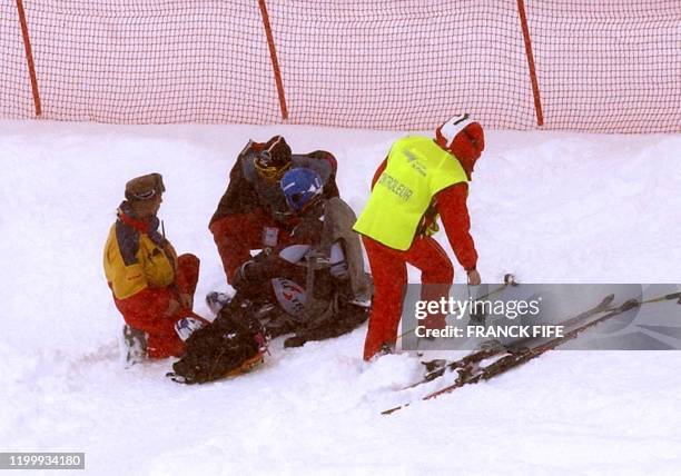 L'Autrichien Stephan Eberharter est secouru sur la piste à la suite de sa chute lors de la première manche du slalom géant, le 15 décembre 2002 à Val...