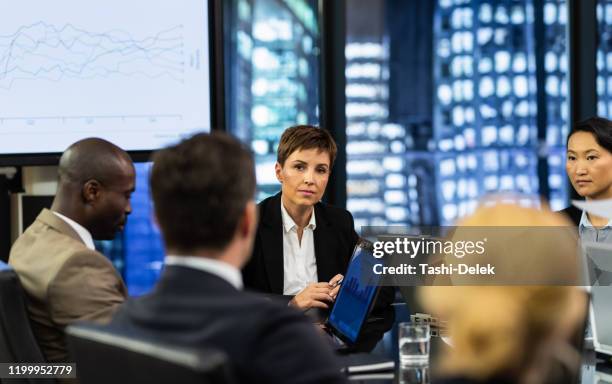 weibliche ceo geben anweisungen - finanzanalyst stock-fotos und bilder